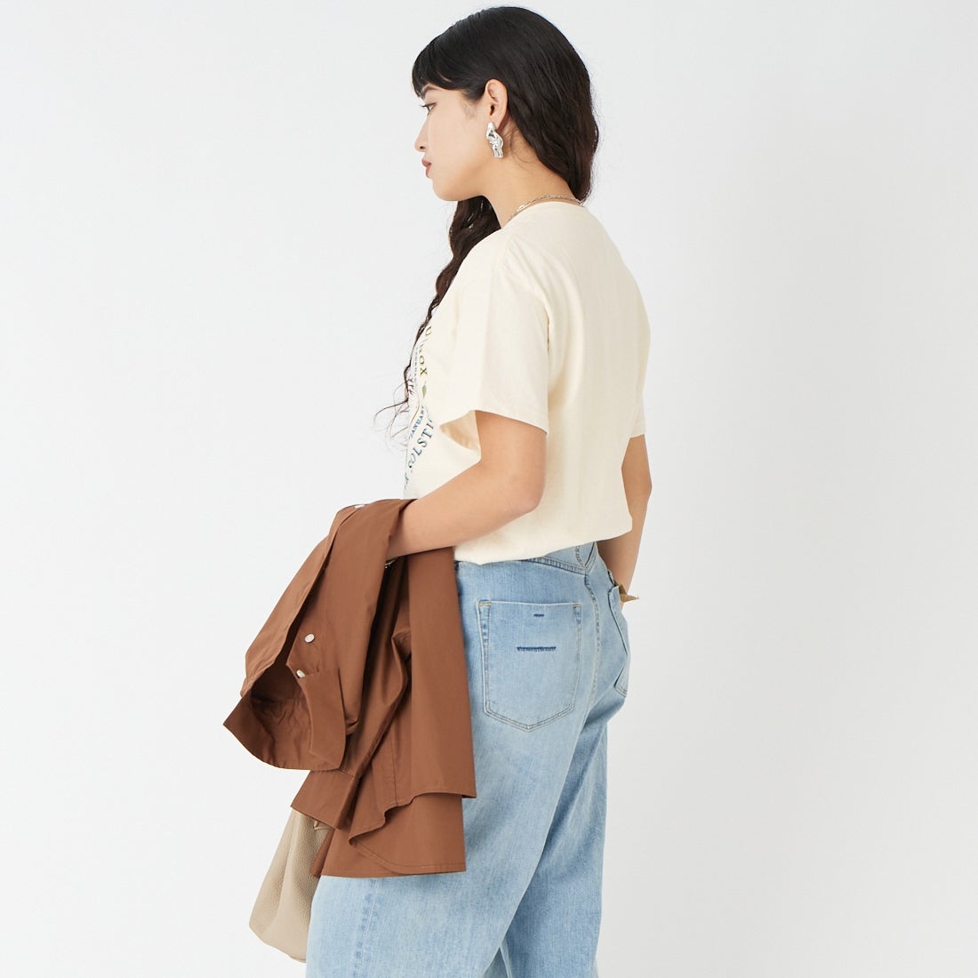 LIBERTY GRAPHICS [リバティーグラフィックス] ザ シーズンズプリントTシャツ [THE-SEASONS] NATURAL &&モデル身長：162cm 着用サイズ：M&&