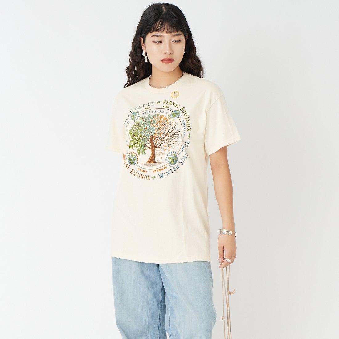 LIBERTY GRAPHICS [リバティーグラフィックス] ザ シーズンズプリントTシャツ [THE-SEASONS] NATURAL &&モデル身長：162cm 着用サイズ：M&&