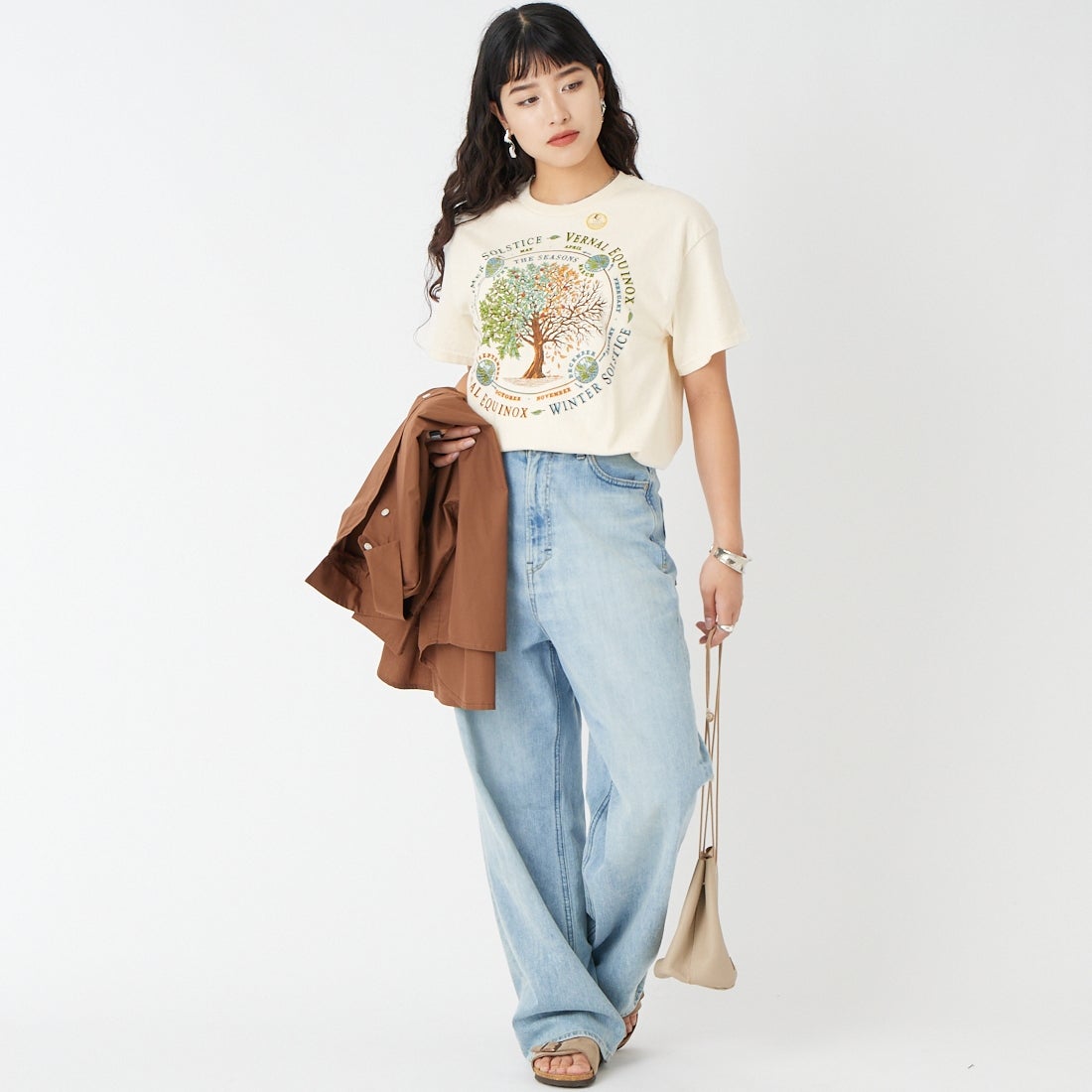 LIBERTY GRAPHICS [リバティーグラフィックス] ザ シーズンズプリントTシャツ [THE-SEASONS] NATURAL &&モデル身長：162cm 着用サイズ：M&&