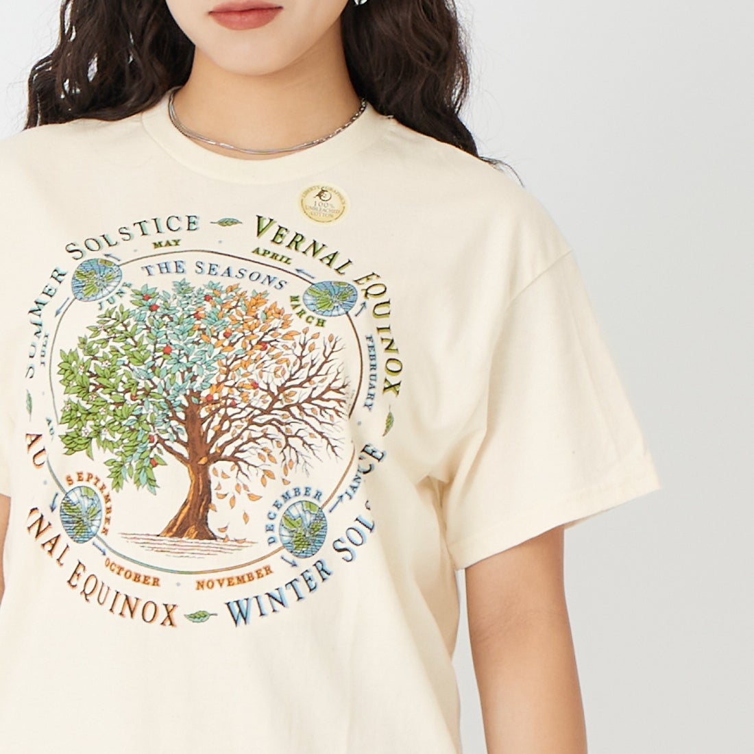 LIBERTY GRAPHICS [リバティーグラフィックス] ザ シーズンズプリントTシャツ [THE-SEASONS] NATURAL &&モデル身長：162cm 着用サイズ：M&&