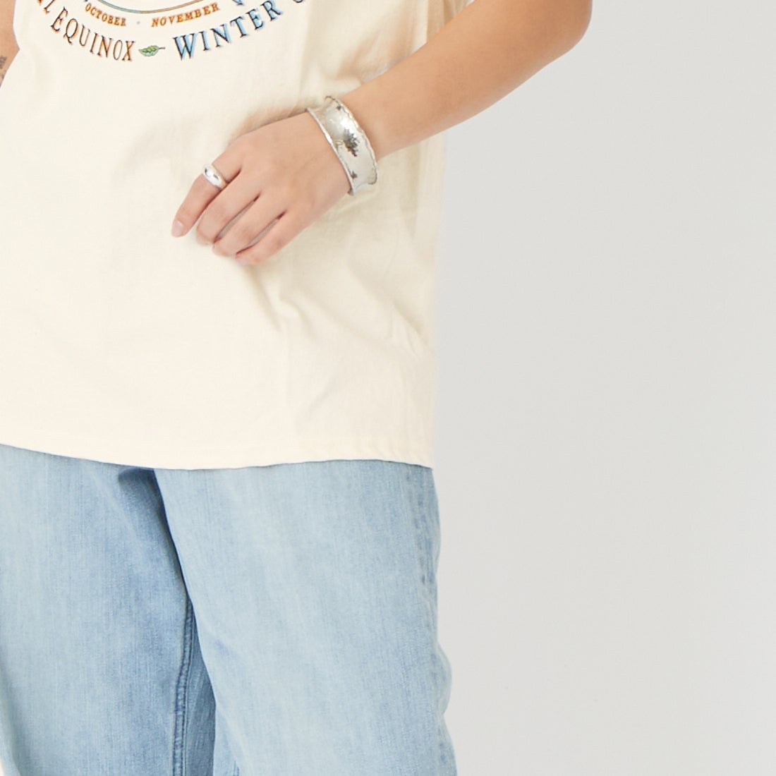 LIBERTY GRAPHICS [リバティーグラフィックス] ザ シーズンズプリントTシャツ [THE-SEASONS] NATURAL &&モデル身長：162cm 着用サイズ：M&&