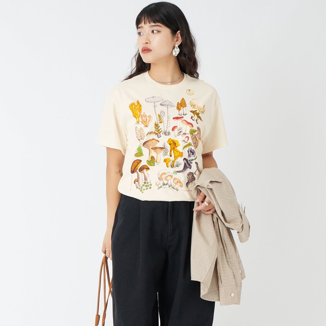 LIBERTY GRAPHICS [リバティーグラフィックス] マッシュルームプリントTシャツ [MUSHROOMS] NATURAL &&モデル身長：162cm 着用サイズ：M&&