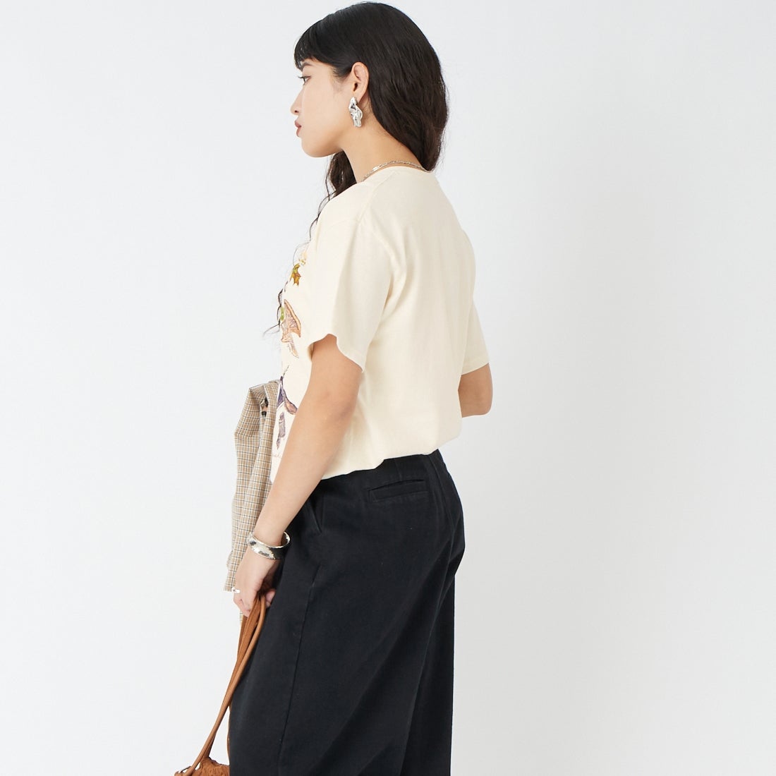 LIBERTY GRAPHICS [リバティーグラフィックス] マッシュルームプリントTシャツ [MUSHROOMS] NATURAL &&モデル身長：162cm 着用サイズ：M&&