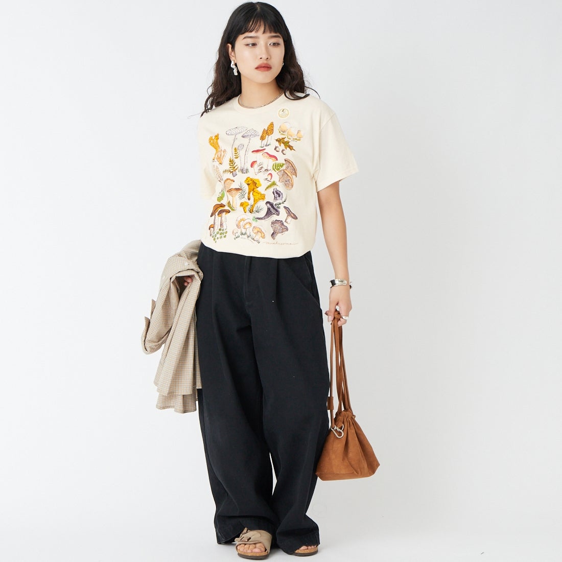 LIBERTY GRAPHICS [リバティーグラフィックス] マッシュルームプリントTシャツ [MUSHROOMS] NATURAL &&モデル身長：162cm 着用サイズ：M&&