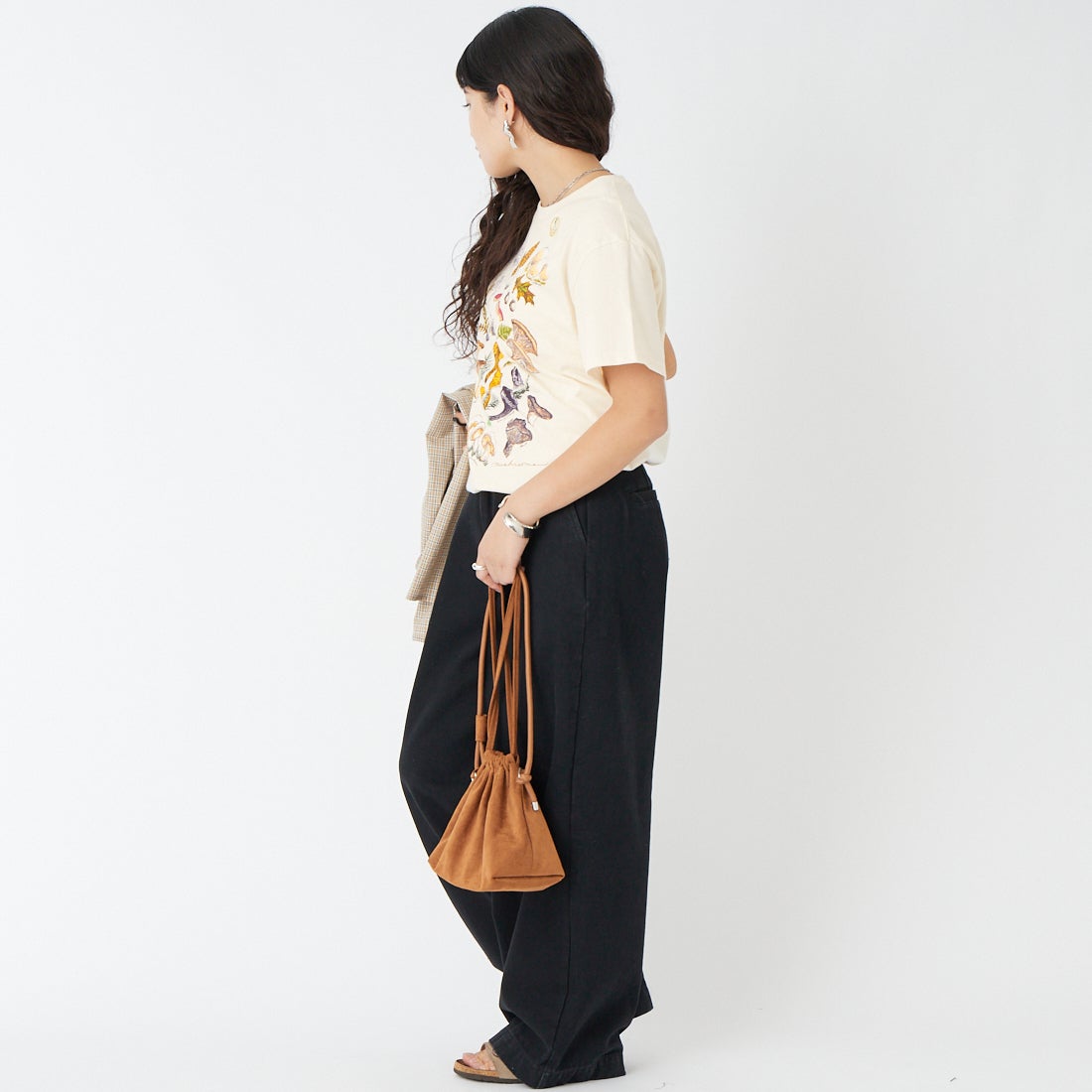 LIBERTY GRAPHICS [リバティーグラフィックス] マッシュルームプリントTシャツ [MUSHROOMS] NATURAL &&モデル身長：162cm 着用サイズ：M&&