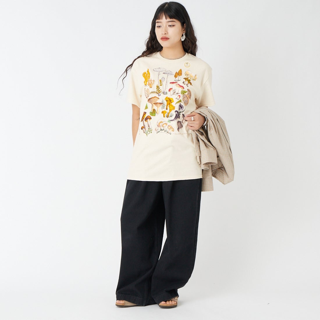LIBERTY GRAPHICS [リバティーグラフィックス] マッシュルームプリントTシャツ [MUSHROOMS] NATURAL &&モデル身長：162cm 着用サイズ：M&&