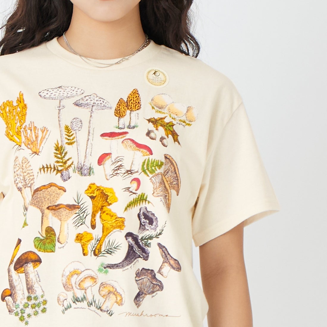 LIBERTY GRAPHICS [リバティーグラフィックス] マッシュルームプリントTシャツ [MUSHROOMS] NATURAL &&モデル身長：162cm 着用サイズ：M&&