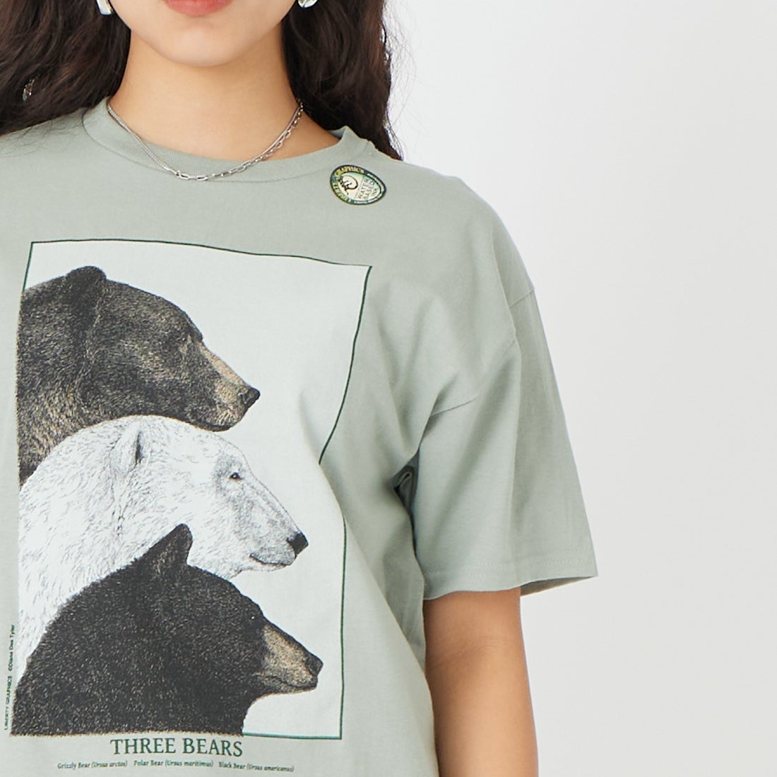 LIBERTY GRAPHICS [リバティーグラフィックス] スリーベアーズプリントTシャツ [THREE-BEARS] SAGE &&モデル身長：162cm 着用サイズ：M&&