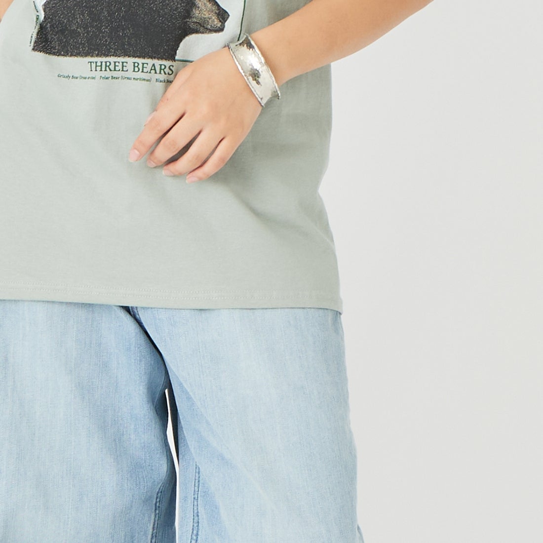 LIBERTY GRAPHICS [リバティーグラフィックス] スリーベアーズプリントTシャツ [THREE-BEARS] SAGE &&モデル身長：162cm 着用サイズ：M&&