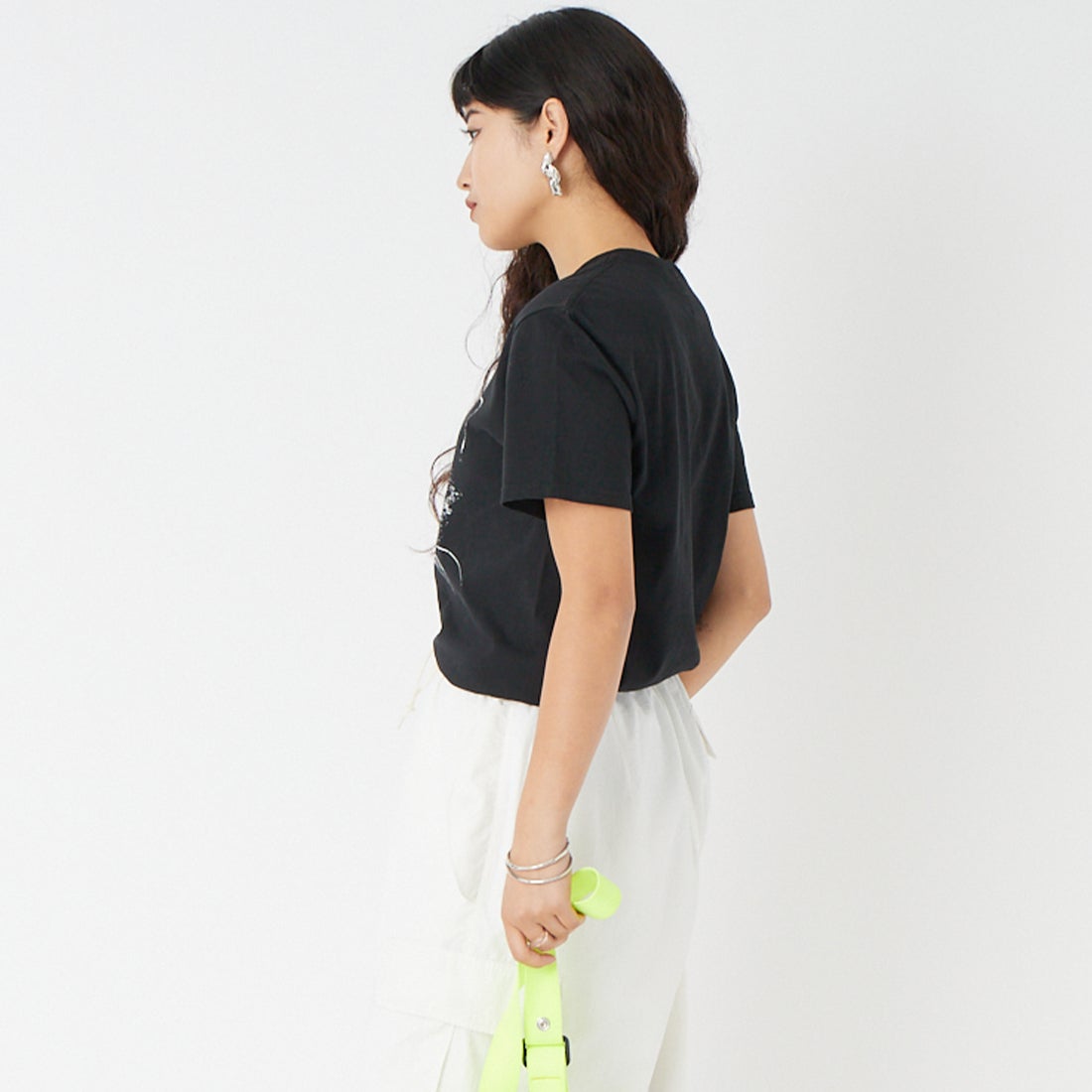 JERZEES [ジャージーズ] オッドアイキャット ショートスリーブTシャツ [JZ26S001] BLACK &&モデル身長：162cm 着用サイズ：M&&