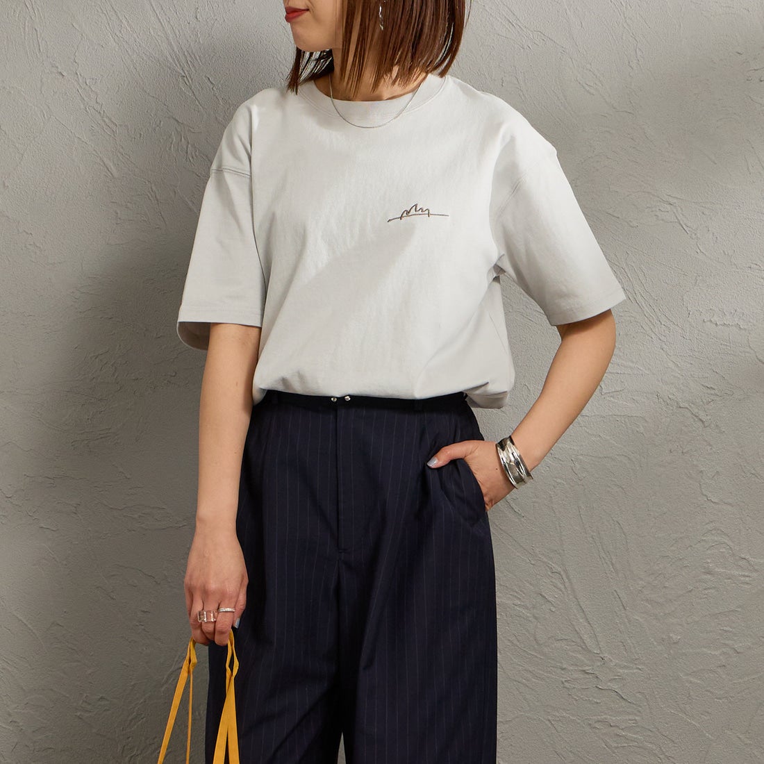 MANHATTAN PORTAGE [マンハッタンポーテージ] 別注 手描き風ロゴ バックプリントTシャツ [26SSMP-IN79-JF] L.GRAY &&モデル身長：159cm 着用サイズ：S&&