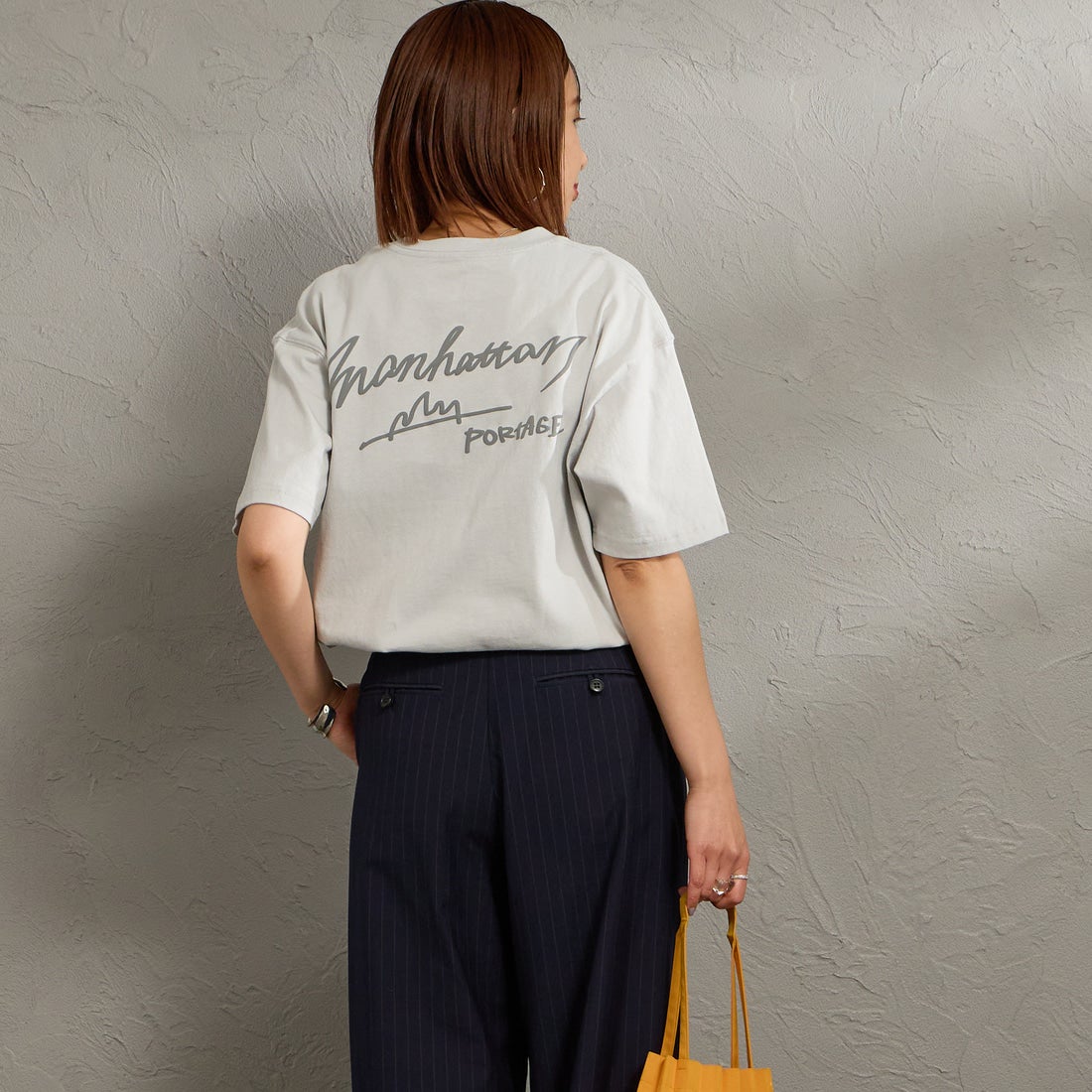 MANHATTAN PORTAGE [マンハッタンポーテージ] 別注 手描き風ロゴ バックプリントTシャツ [26SSMP-IN79-JF] L.GRAY &&モデル身長：159cm 着用サイズ：S&&