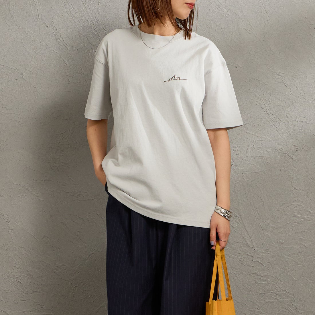 MANHATTAN PORTAGE [マンハッタンポーテージ] 別注 手描き風ロゴ バックプリントTシャツ [26SSMP-IN79-JF] L.GRAY &&モデル身長：159cm 着用サイズ：S&&