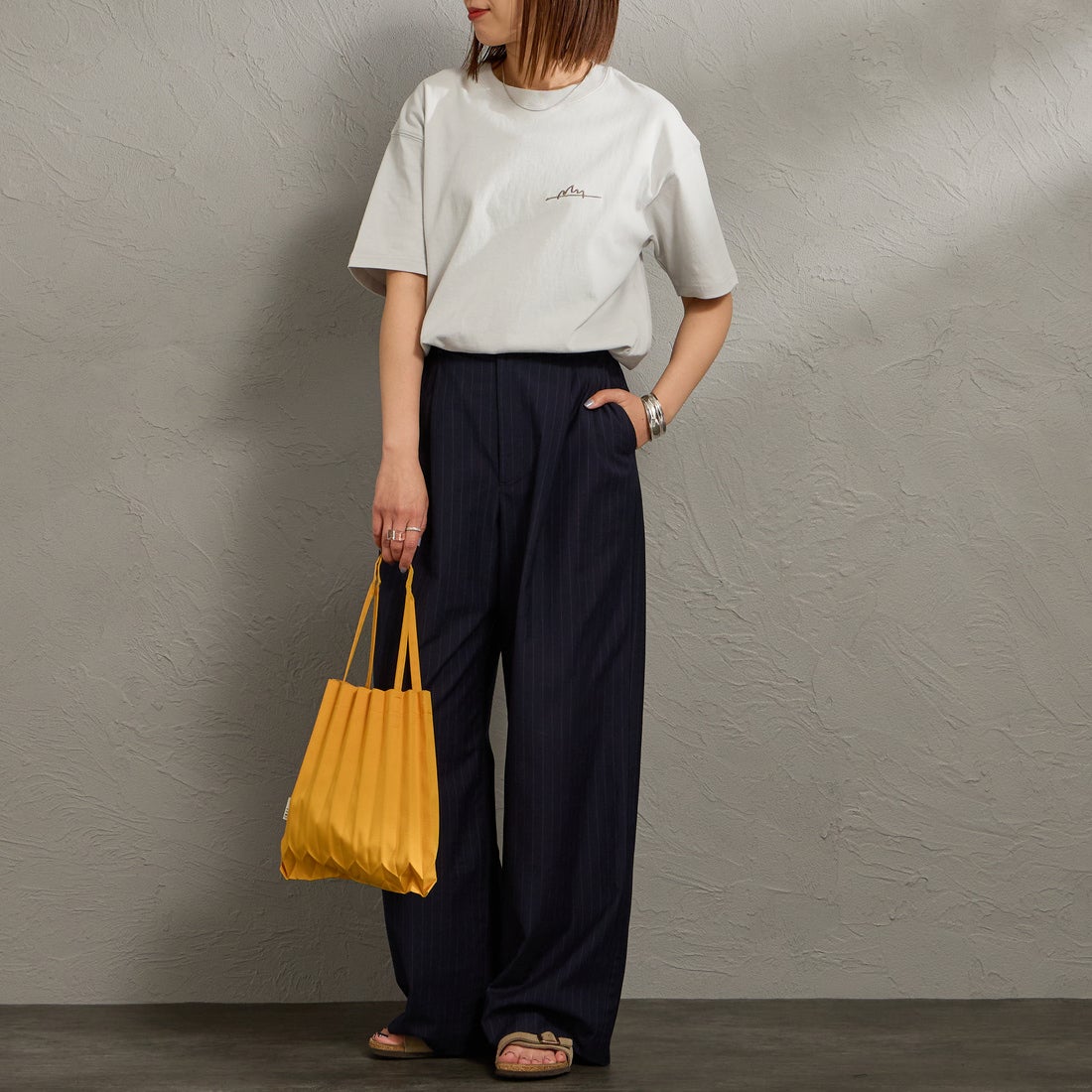 MANHATTAN PORTAGE [マンハッタンポーテージ] 別注 手描き風ロゴ バックプリントTシャツ [26SSMP-IN79-JF] L.GRAY &&モデル身長：159cm 着用サイズ：S&&
