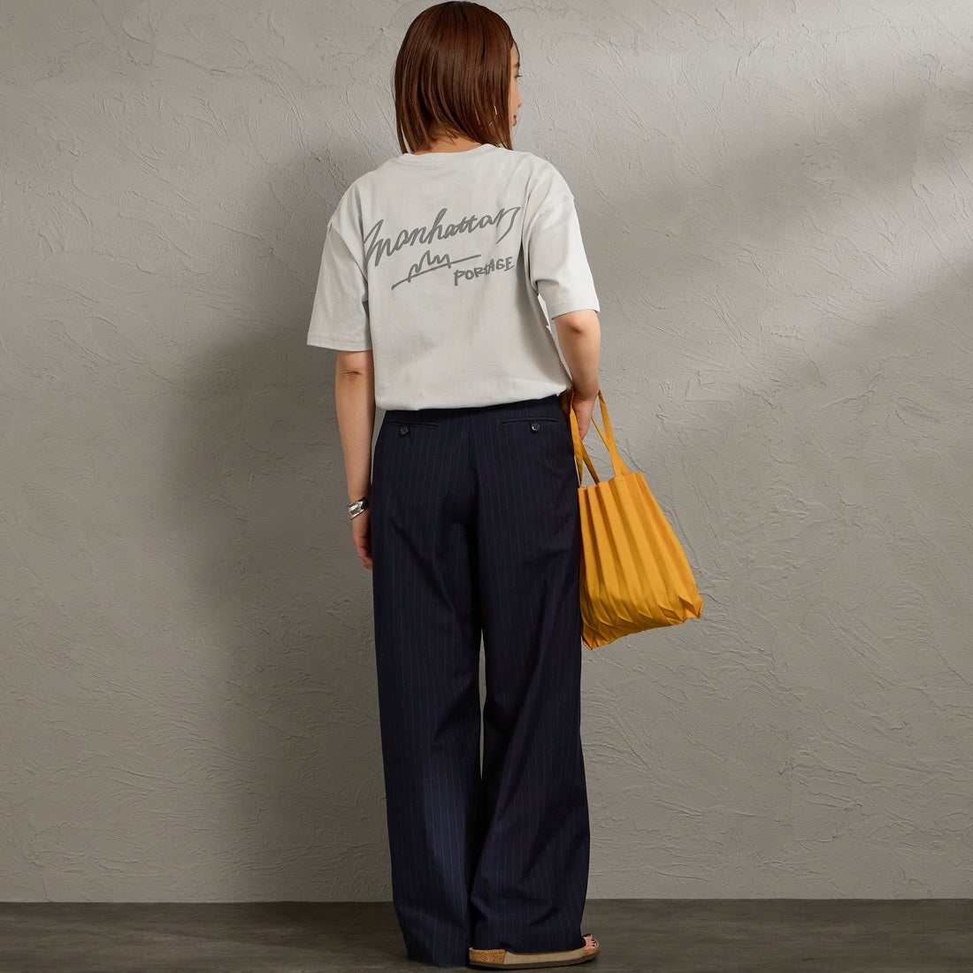 MANHATTAN PORTAGE [マンハッタンポーテージ] 別注 手描き風ロゴ バックプリントTシャツ [26SSMP-IN79-JF] L.GRAY &&モデル身長：159cm 着用サイズ：S&&