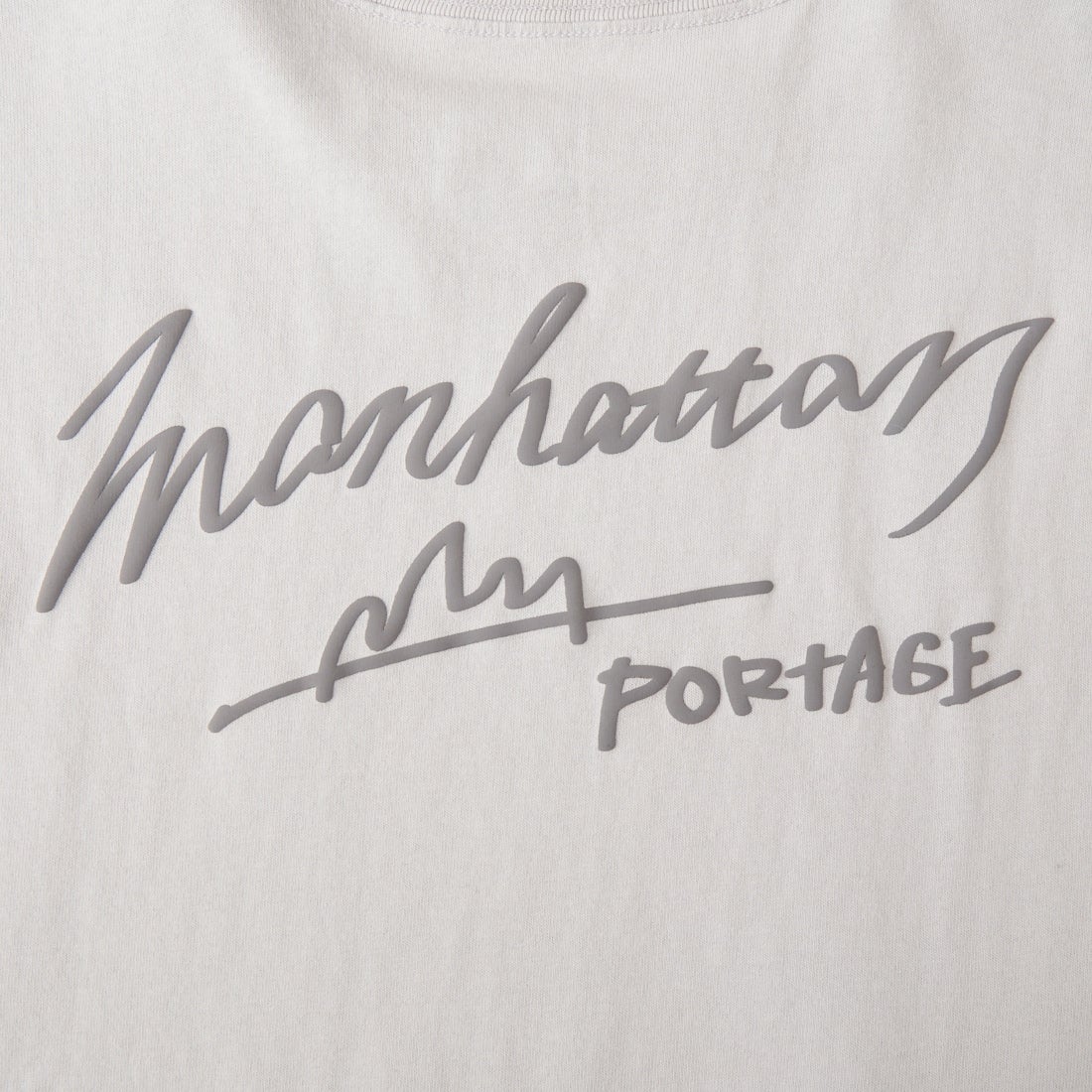 MANHATTAN PORTAGE [マンハッタンポーテージ] 別注 手描き風ロゴ バックプリントTシャツ [26SSMP-IN79-JF] L.GRAY