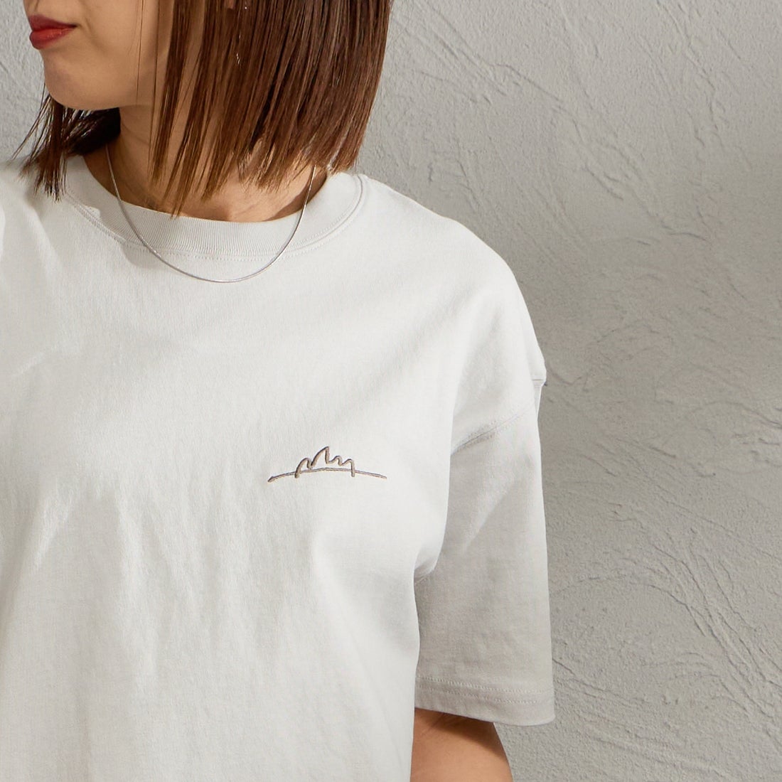 MANHATTAN PORTAGE [マンハッタンポーテージ] 別注 手描き風ロゴ バックプリントTシャツ [26SSMP-IN79-JF] L.GRAY &&モデル身長：159cm 着用サイズ：S&&