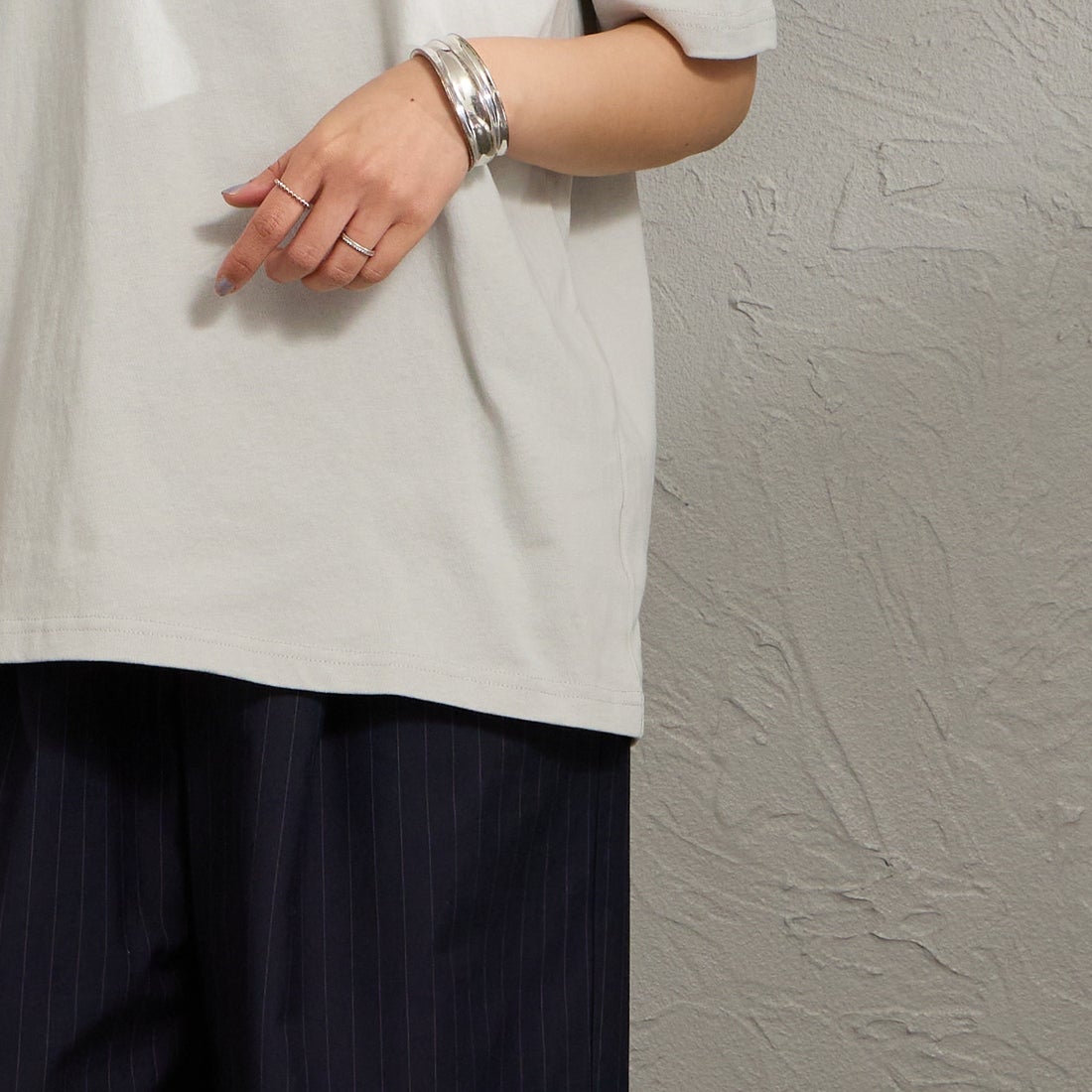 MANHATTAN PORTAGE [マンハッタンポーテージ] 別注 手描き風ロゴ バックプリントTシャツ [26SSMP-IN79-JF] L.GRAY &&モデル身長：159cm 着用サイズ：S&&