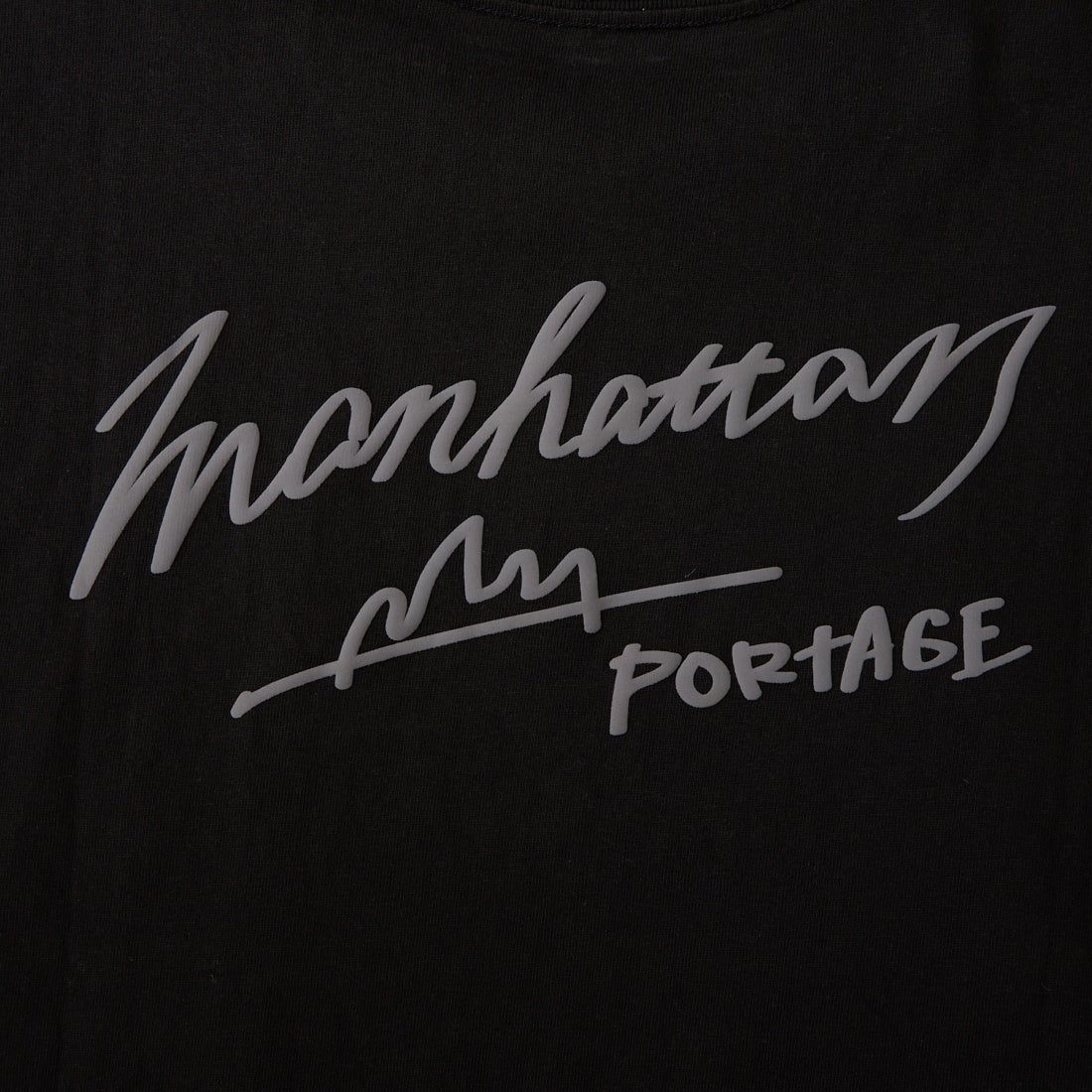 MANHATTAN PORTAGE [マンハッタンポーテージ] 別注 手描き風ロゴ バックプリントTシャツ [26SSMP-IN79-JF] BLACK