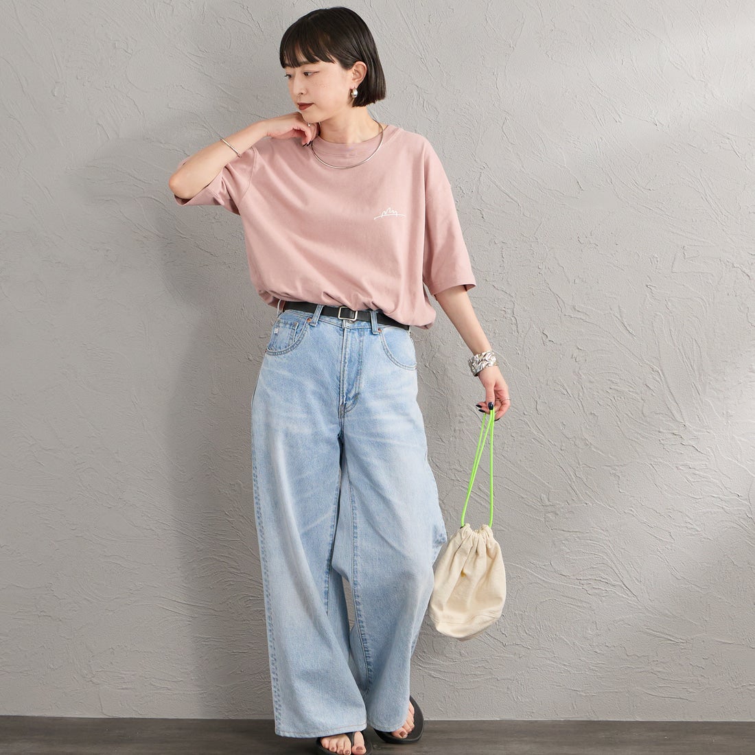 MANHATTAN PORTAGE [マンハッタンポーテージ] 別注 手描き風ロゴ バックプリントTシャツ [26SSMP-IN79-JF] PINK &&モデル身長：150cm 着用サイズ：S&&