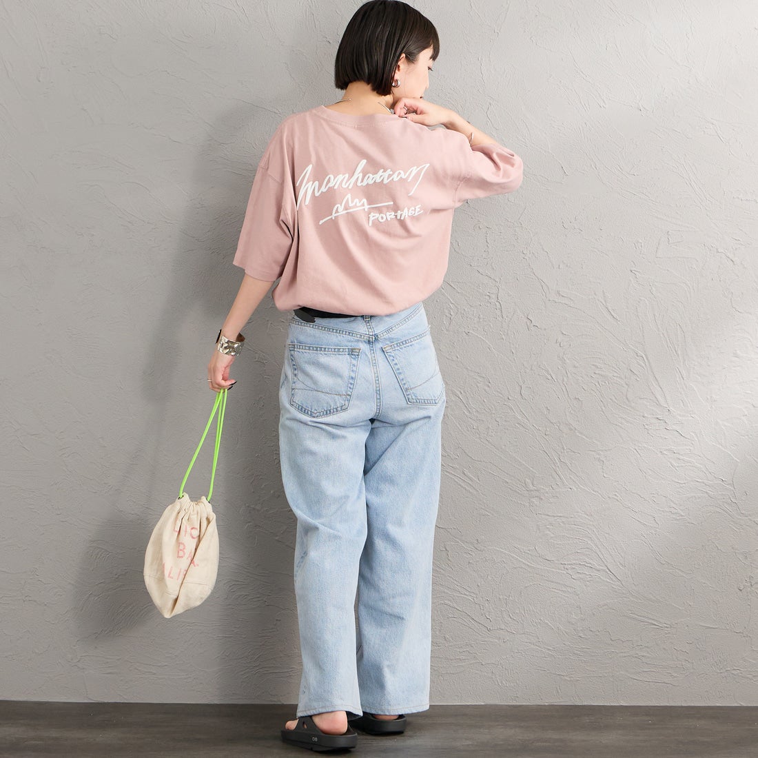 MANHATTAN PORTAGE [マンハッタンポーテージ] 別注 手描き風ロゴ バックプリントTシャツ [26SSMP-IN79-JF] PINK &&モデル身長：150cm 着用サイズ：S&&