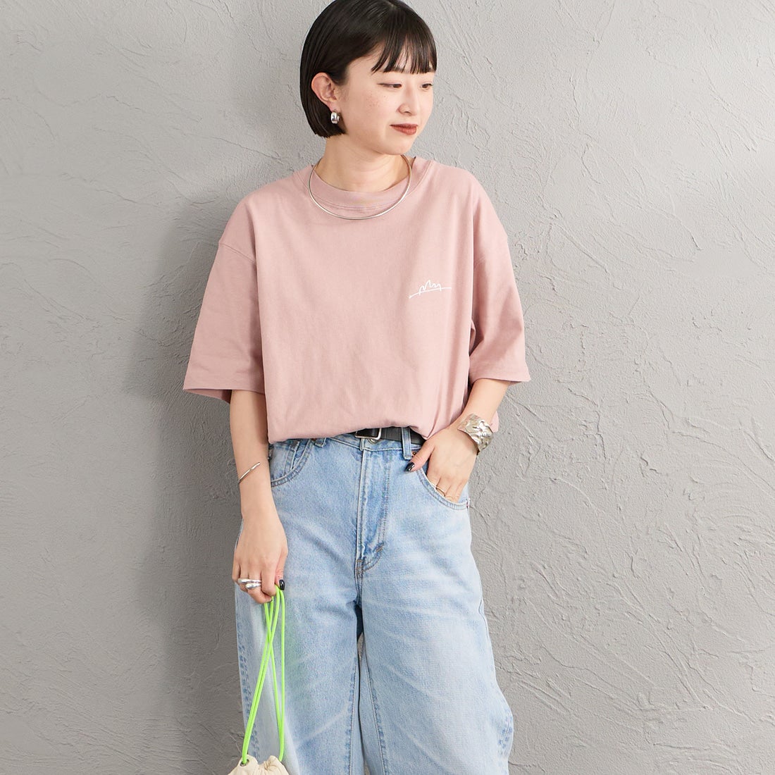 MANHATTAN PORTAGE [マンハッタンポーテージ] 別注 手描き風ロゴ バックプリントTシャツ [26SSMP-IN79-JF] PINK &&モデル身長：150cm 着用サイズ：S&&