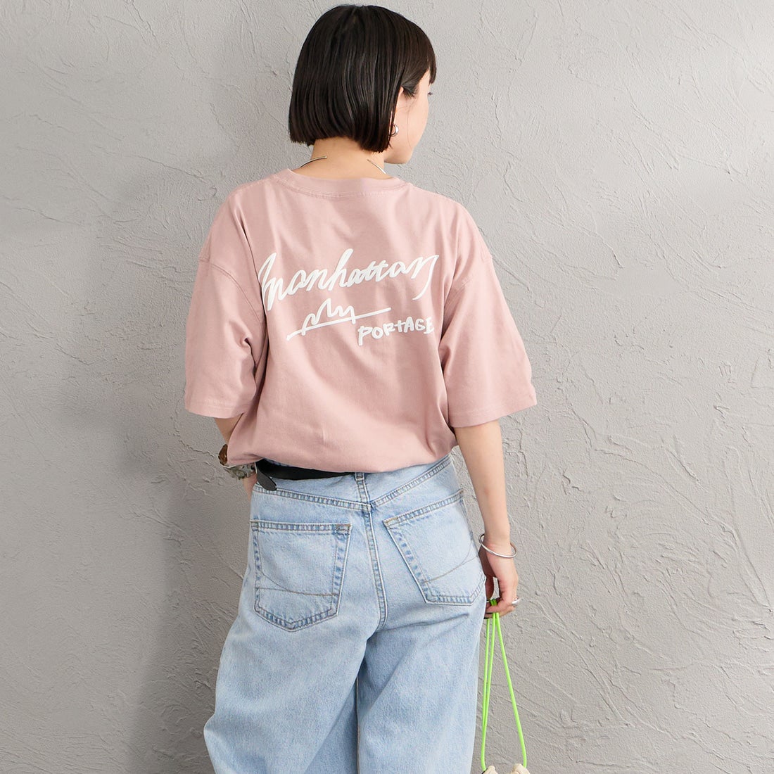 MANHATTAN PORTAGE [マンハッタンポーテージ] 別注 手描き風ロゴ バックプリントTシャツ [26SSMP-IN79-JF] PINK &&モデル身長：150cm 着用サイズ：S&&