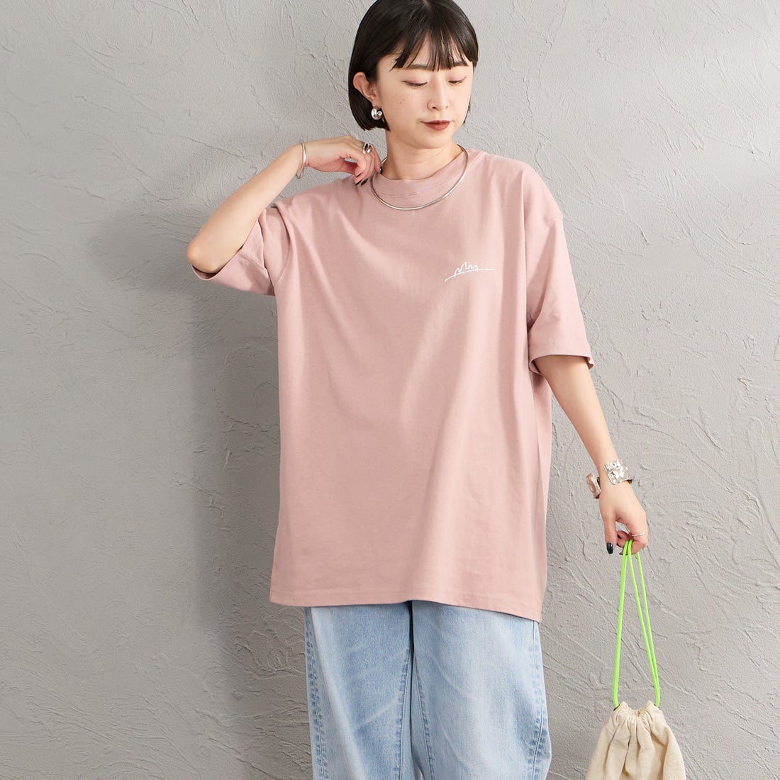 MANHATTAN PORTAGE [マンハッタンポーテージ] 別注 手描き風ロゴ バックプリントTシャツ [26SSMP-IN79-JF] PINK &&モデル身長：150cm 着用サイズ：S&&