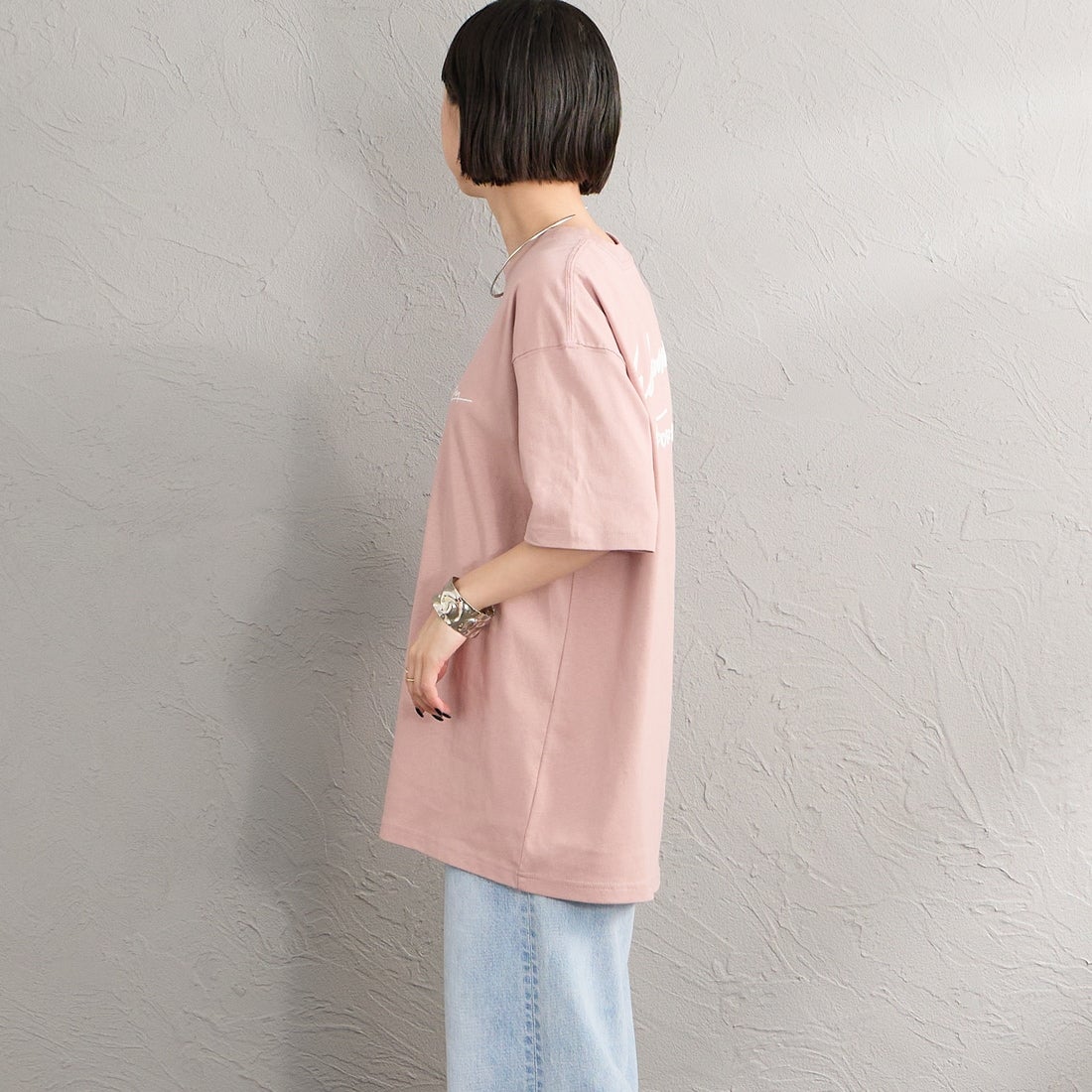 MANHATTAN PORTAGE [マンハッタンポーテージ] 別注 手描き風ロゴ バックプリントTシャツ [26SSMP-IN79-JF] PINK &&モデル身長：150cm 着用サイズ：S&&