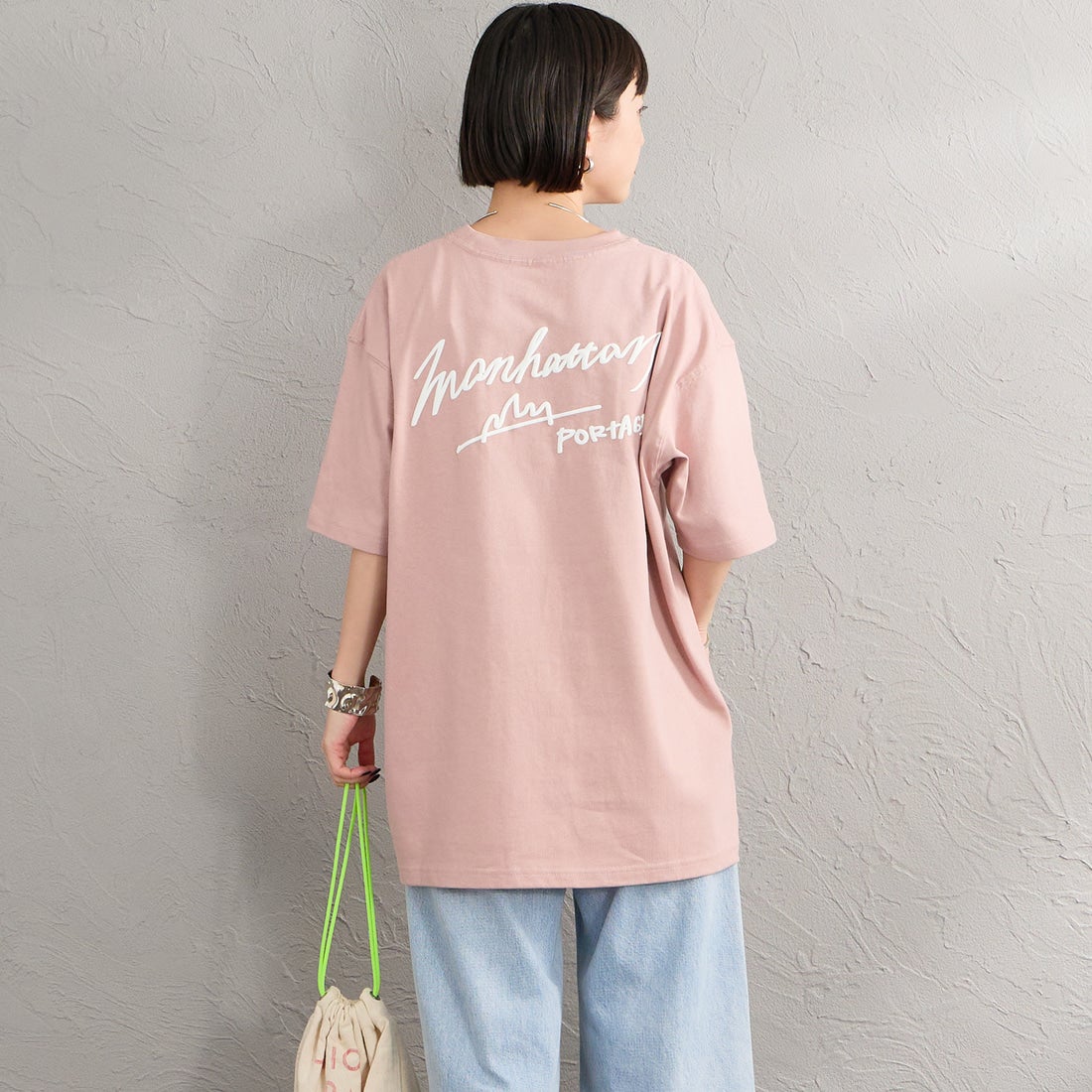 MANHATTAN PORTAGE [マンハッタンポーテージ] 別注 手描き風ロゴ バックプリントTシャツ [26SSMP-IN79-JF] PINK &&モデル身長：150cm 着用サイズ：S&&