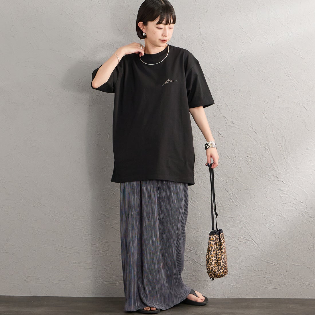 MANHATTAN PORTAGE [マンハッタンポーテージ] 別注 手描き風ロゴ バックプリントTシャツ [26SSMP-IN79-JF] BLACK &&モデル身長：150cm 着用サイズ：S&&