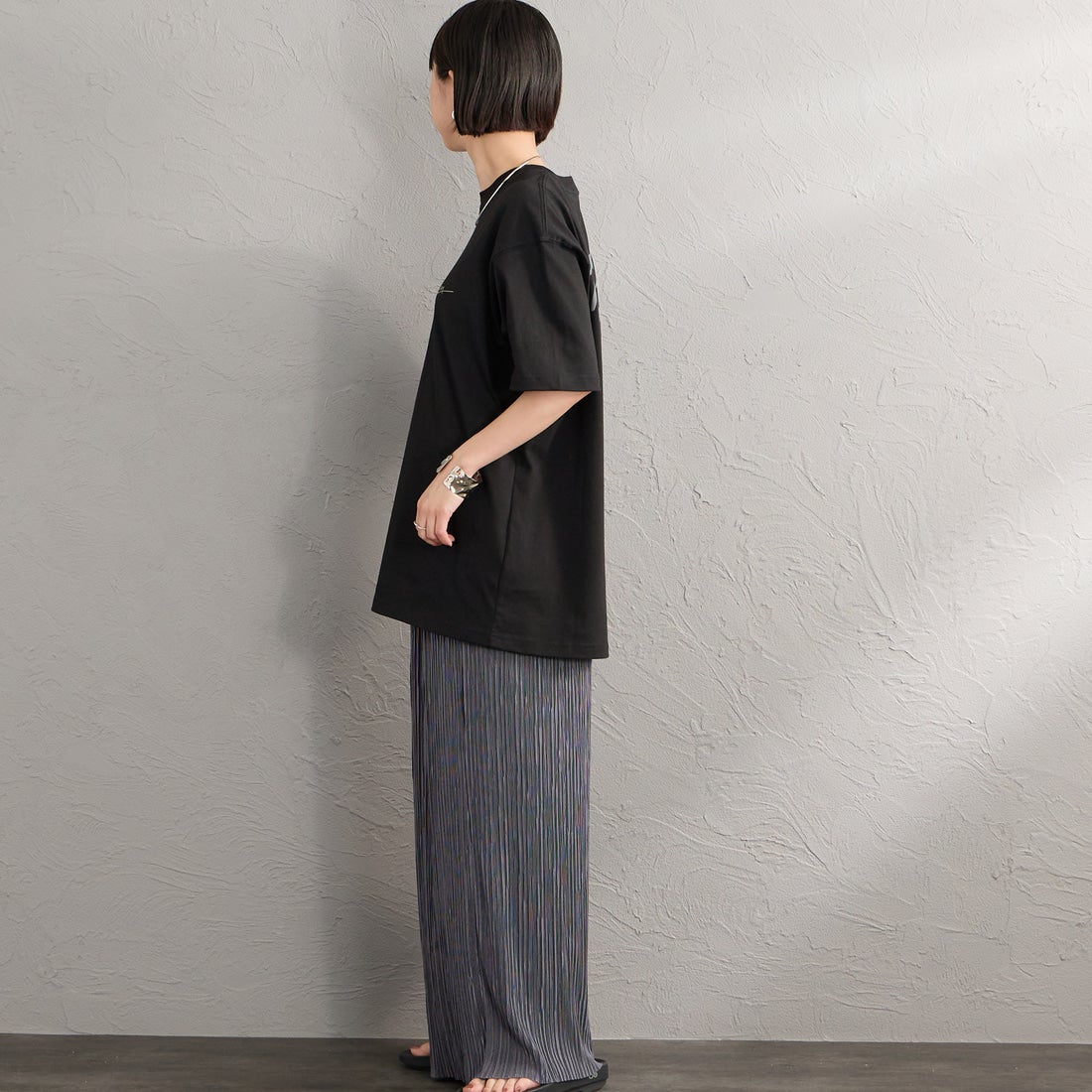 MANHATTAN PORTAGE [マンハッタンポーテージ] 別注 手描き風ロゴ バックプリントTシャツ [26SSMP-IN79-JF] BLACK &&モデル身長：150cm 着用サイズ：S&&