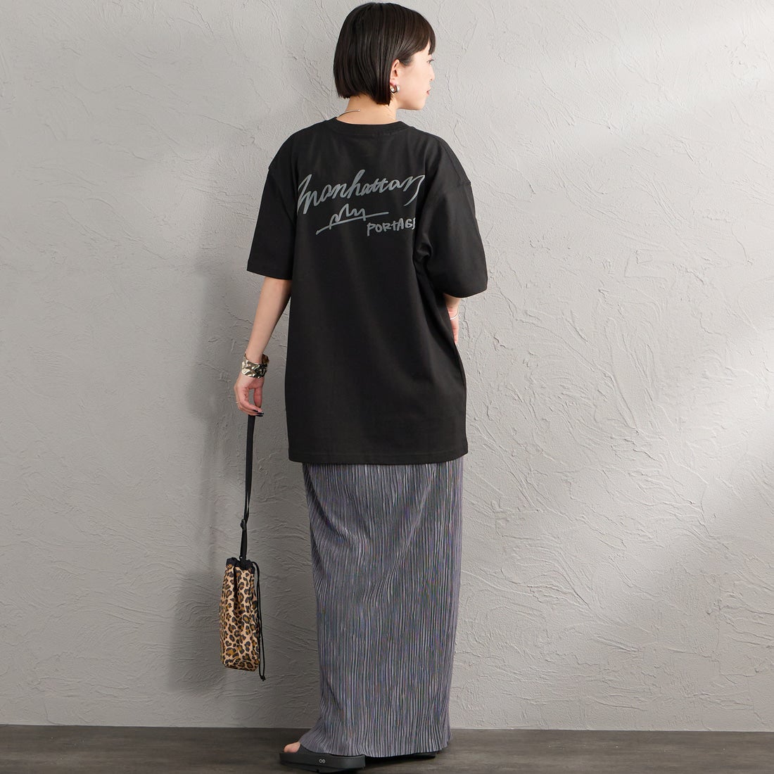 MANHATTAN PORTAGE [マンハッタンポーテージ] 別注 手描き風ロゴ バックプリントTシャツ [26SSMP-IN79-JF] BLACK &&モデル身長：150cm 着用サイズ：S&&