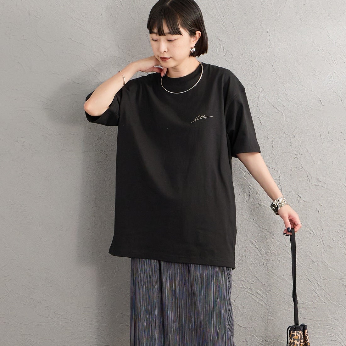 MANHATTAN PORTAGE [マンハッタンポーテージ] 別注 手描き風ロゴ バックプリントTシャツ [26SSMP-IN79-JF] BLACK &&モデル身長：150cm 着用サイズ：S&&