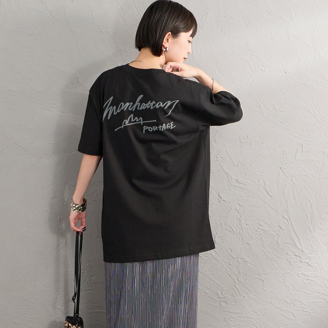 MANHATTAN PORTAGE [マンハッタンポーテージ] 別注 手描き風ロゴ バックプリントTシャツ [26SSMP-IN79-JF] BLACK &&モデル身長：150cm 着用サイズ：S&&