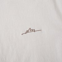 MANHATTAN PORTAGE [マンハッタンポーテージ] 別注 手描き風ロゴ バックプリントTシャツ [26SSMP-IN79-JF] L.GRAY
