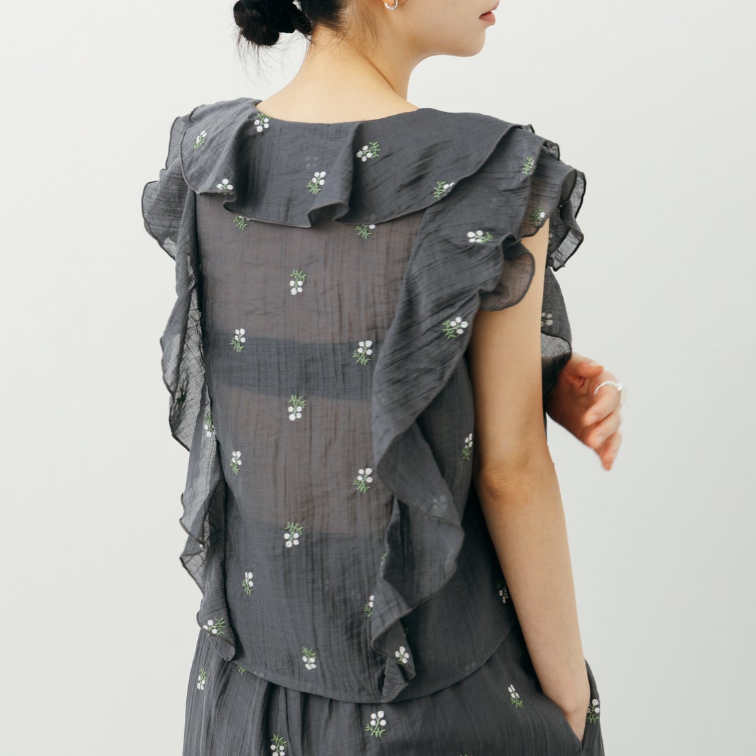 nenom [ネノム] 花柄刺繍 フリルシャツブラウス [NE26322003] 08 CHARCOA