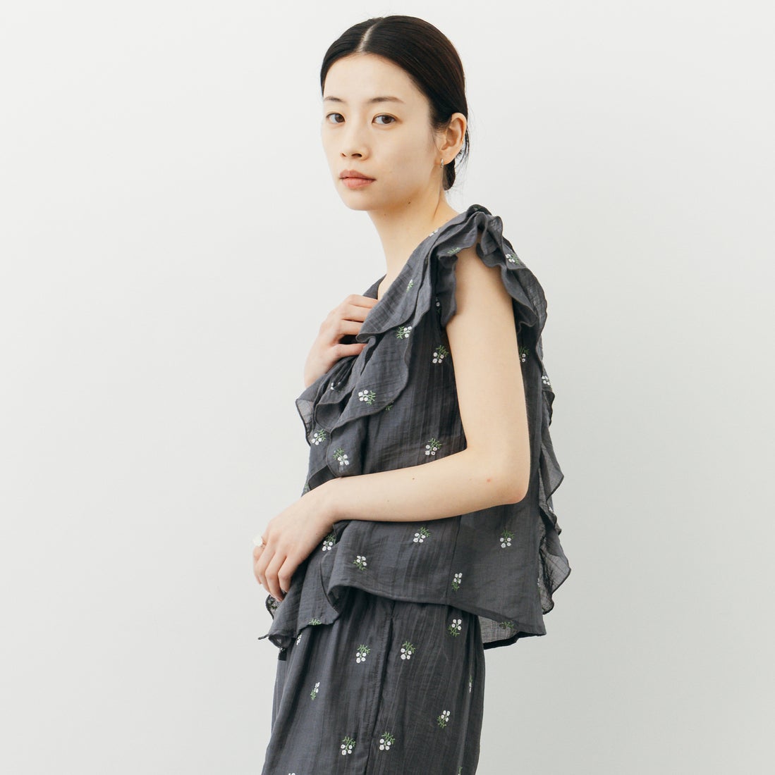nenom [ネノム] 花柄刺繍 フリルシャツブラウス [NE26322003] 08 CHARCOA