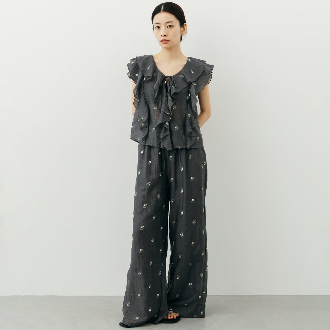 nenom [ネノム] 花柄刺繍 フリルシャツブラウス [NE26322003] 08 CHARCOA