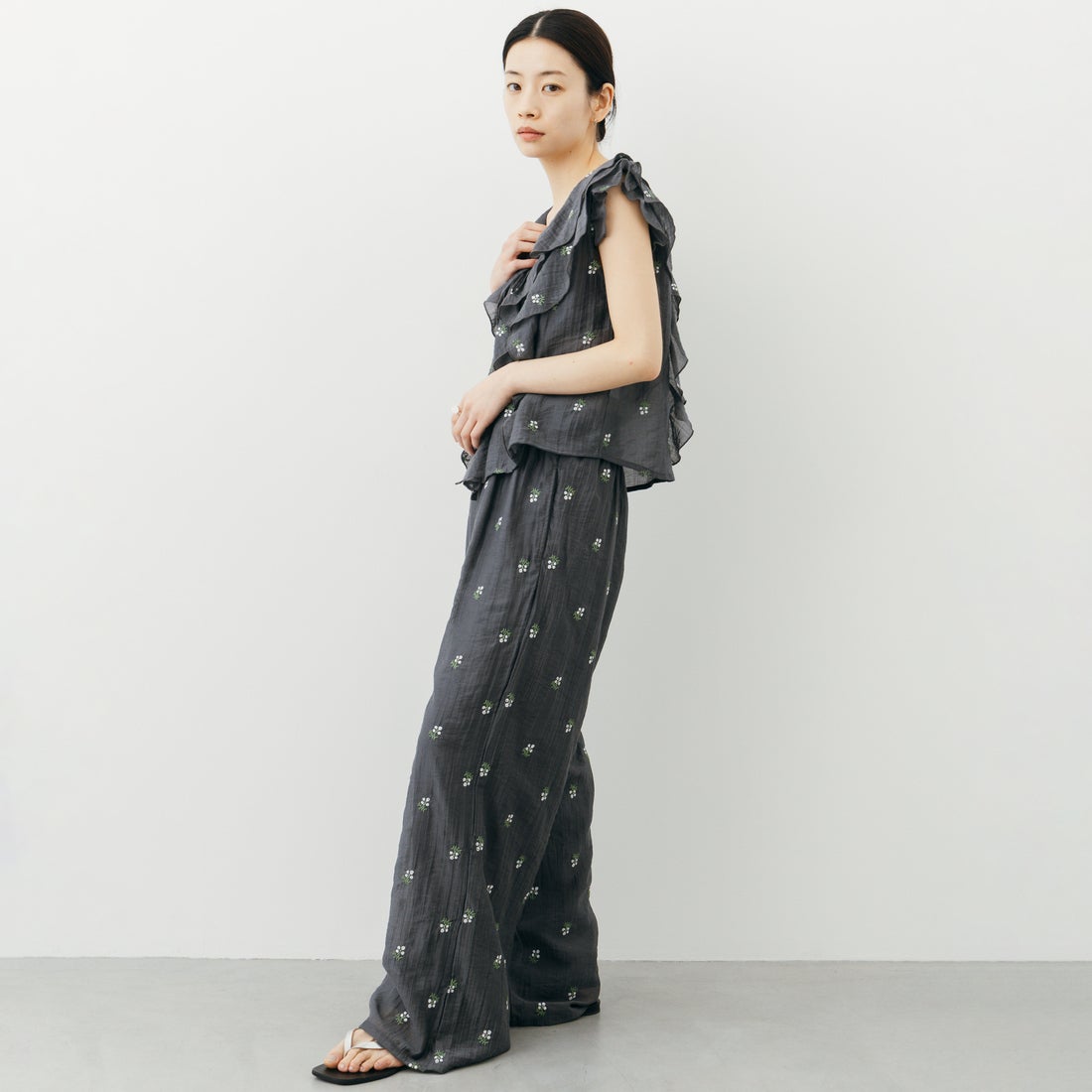 nenom [ネノム] 花柄刺繍 フリルシャツブラウス [NE26322003] 08 CHARCOA
