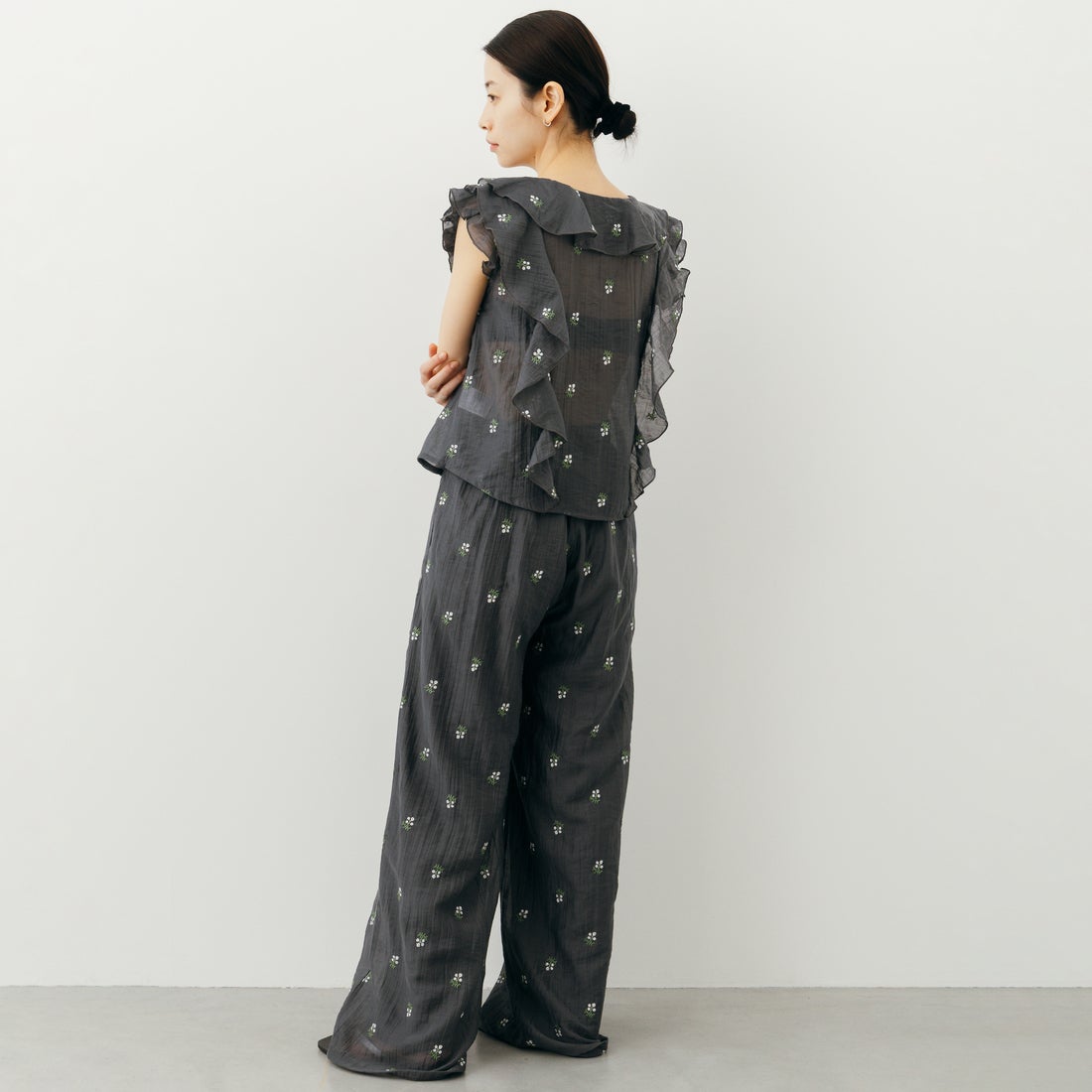 nenom [ネノム] 花柄刺繍 フリルシャツブラウス [NE26322003] 08 CHARCOA