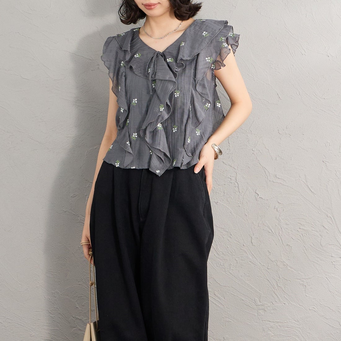 nenom [ネノム] 花柄刺繍 フリルシャツブラウス [NE26322003] 08 CHARCOA &&モデル身長：162cm 着用サイズ：F&&