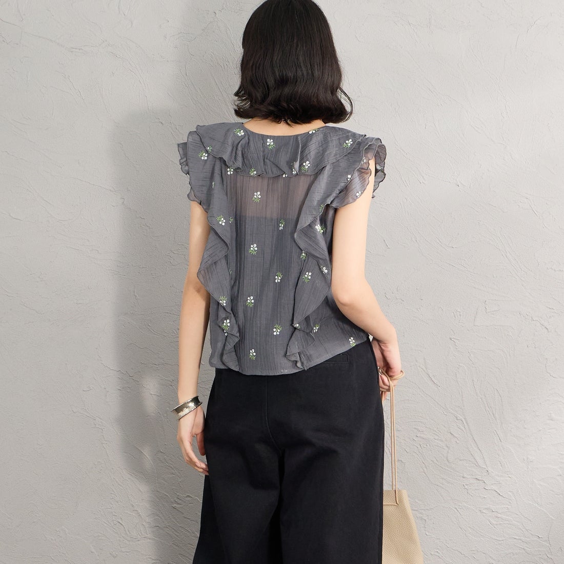 nenom [ネノム] 花柄刺繍 フリルシャツブラウス [NE26322003] 08 CHARCOA &&モデル身長：162cm 着用サイズ：F&&