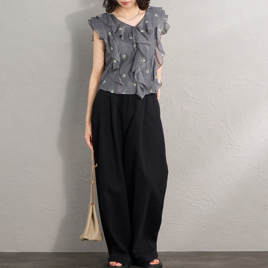 nenom [ネノム] 花柄刺繍 フリルシャツブラウス [NE26322003] 08 CHARCOA &&モデル身長：162cm 着用サイズ：F&&