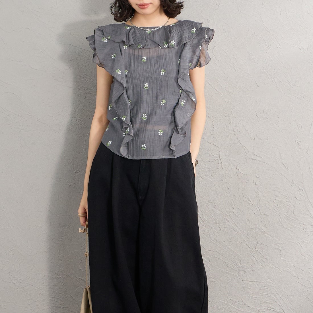 nenom [ネノム] 花柄刺繍 フリルシャツブラウス [NE26322003] 08 CHARCOA &&モデル身長：162cm 着用サイズ：F&&
