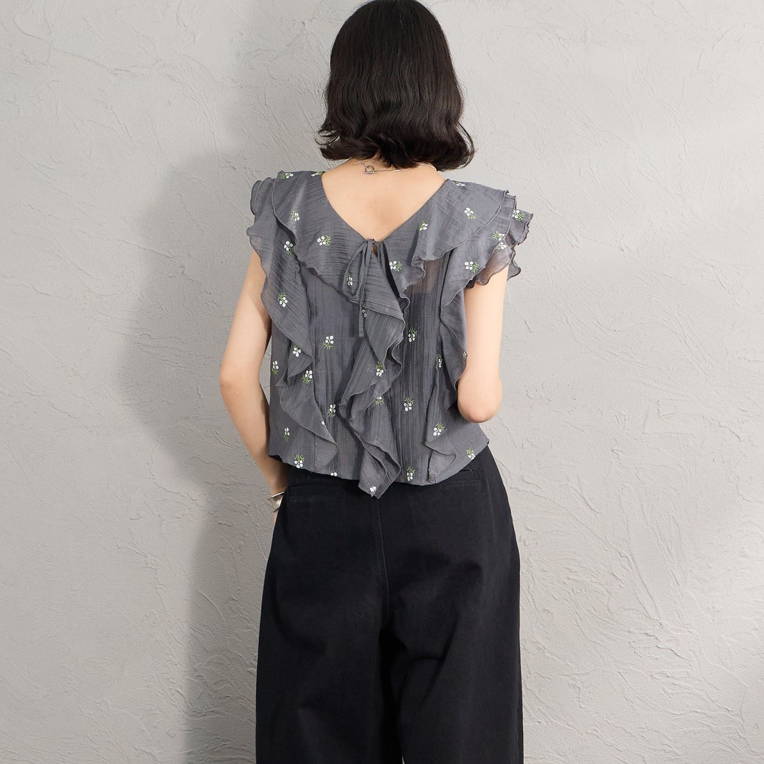 nenom [ネノム] 花柄刺繍 フリルシャツブラウス [NE26322003] 08 CHARCOA &&モデル身長：162cm 着用サイズ：F&&