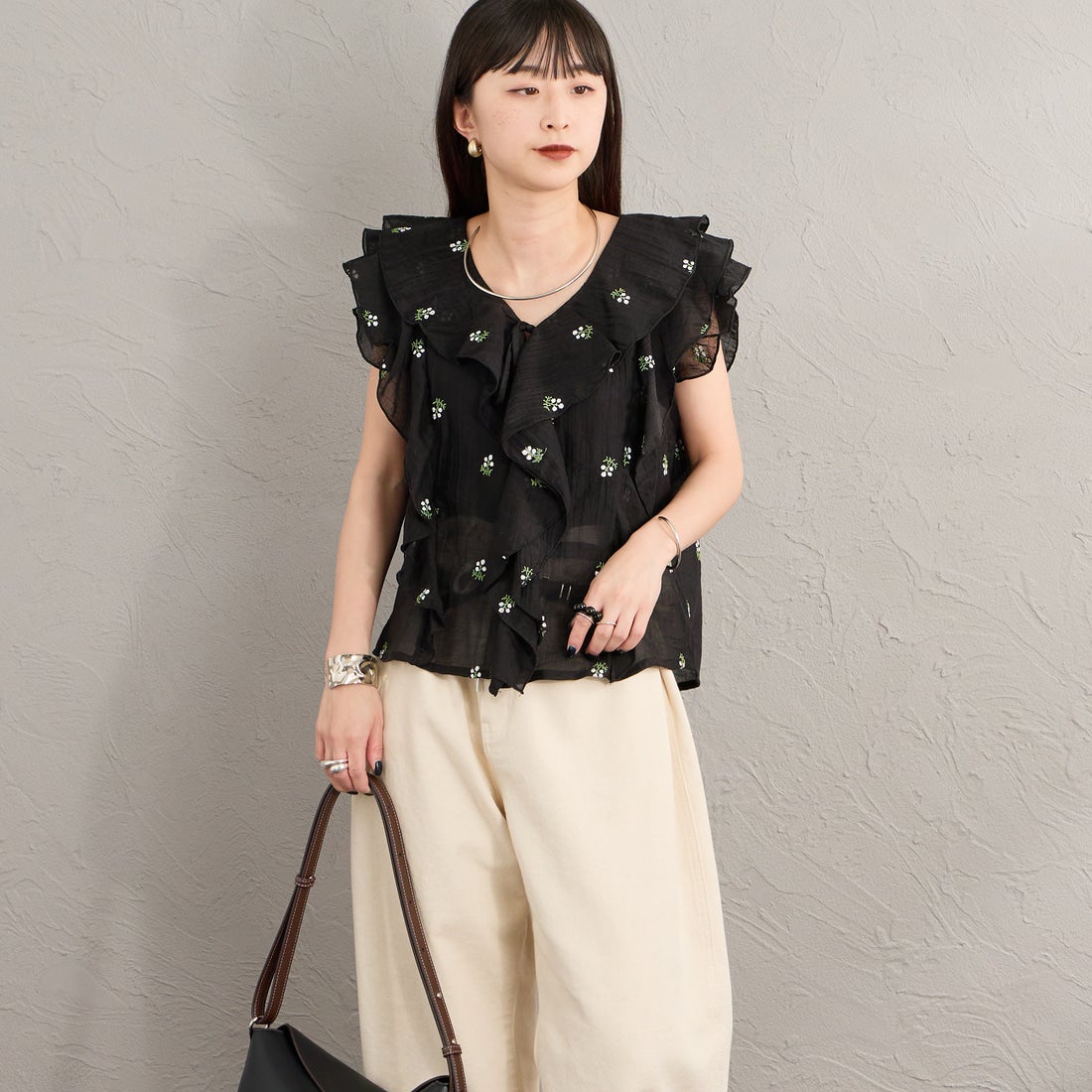 nenom [ネノム] 花柄刺繍 フリルシャツブラウス [NE26322003] 09 BLACK &&モデル身長：150cm 着用サイズ：F&&