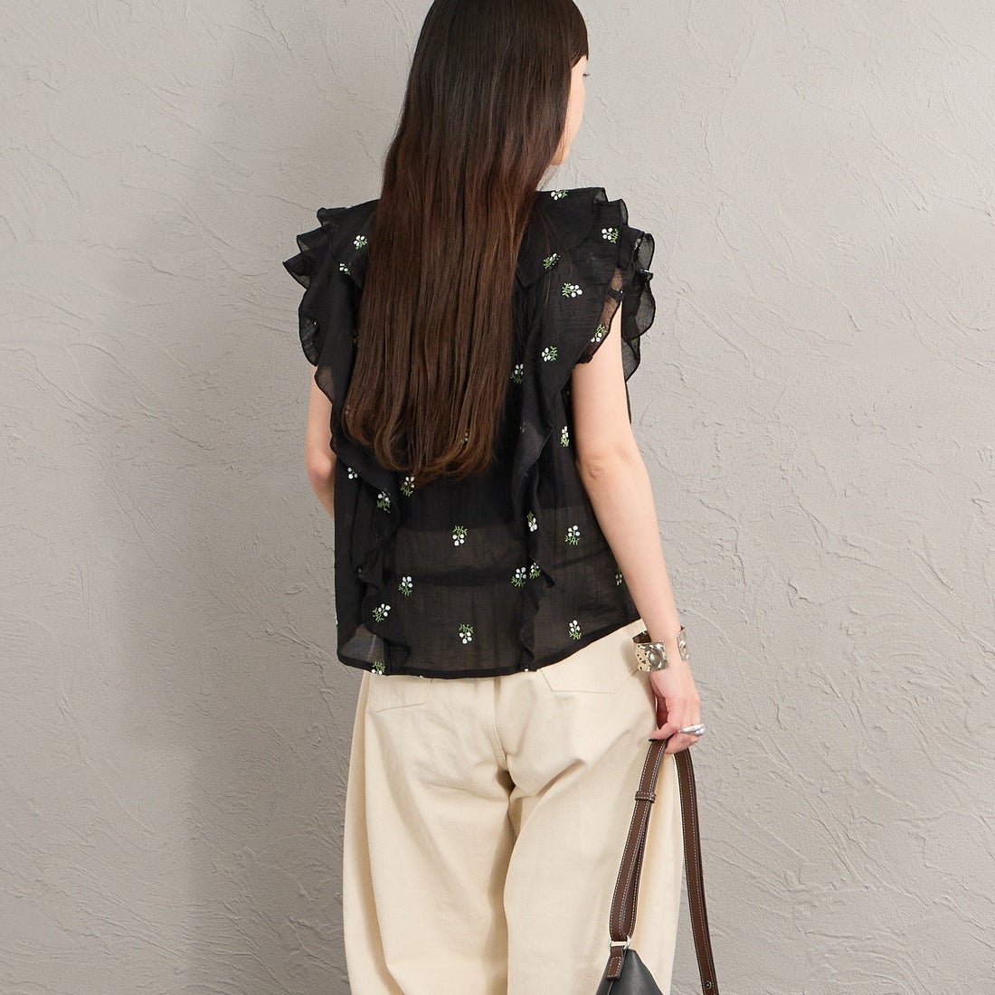 nenom [ネノム] 花柄刺繍 フリルシャツブラウス [NE26322003] 09 BLACK &&モデル身長：150cm 着用サイズ：F&&