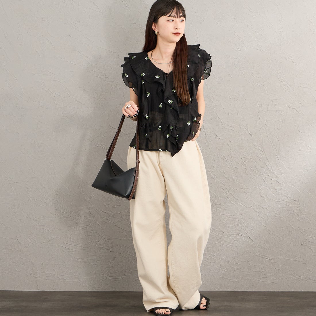 nenom [ネノム] 花柄刺繍 フリルシャツブラウス [NE26322003] 09 BLACK &&モデル身長：150cm 着用サイズ：F&&