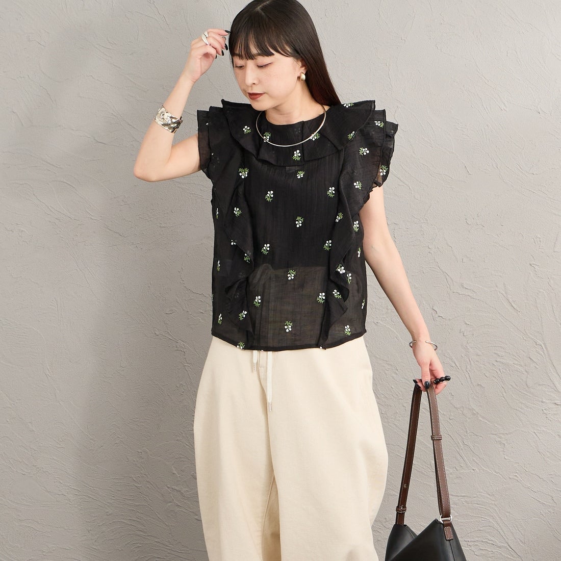nenom [ネノム] 花柄刺繍 フリルシャツブラウス [NE26322003] 09 BLACK &&モデル身長：150cm 着用サイズ：F&&